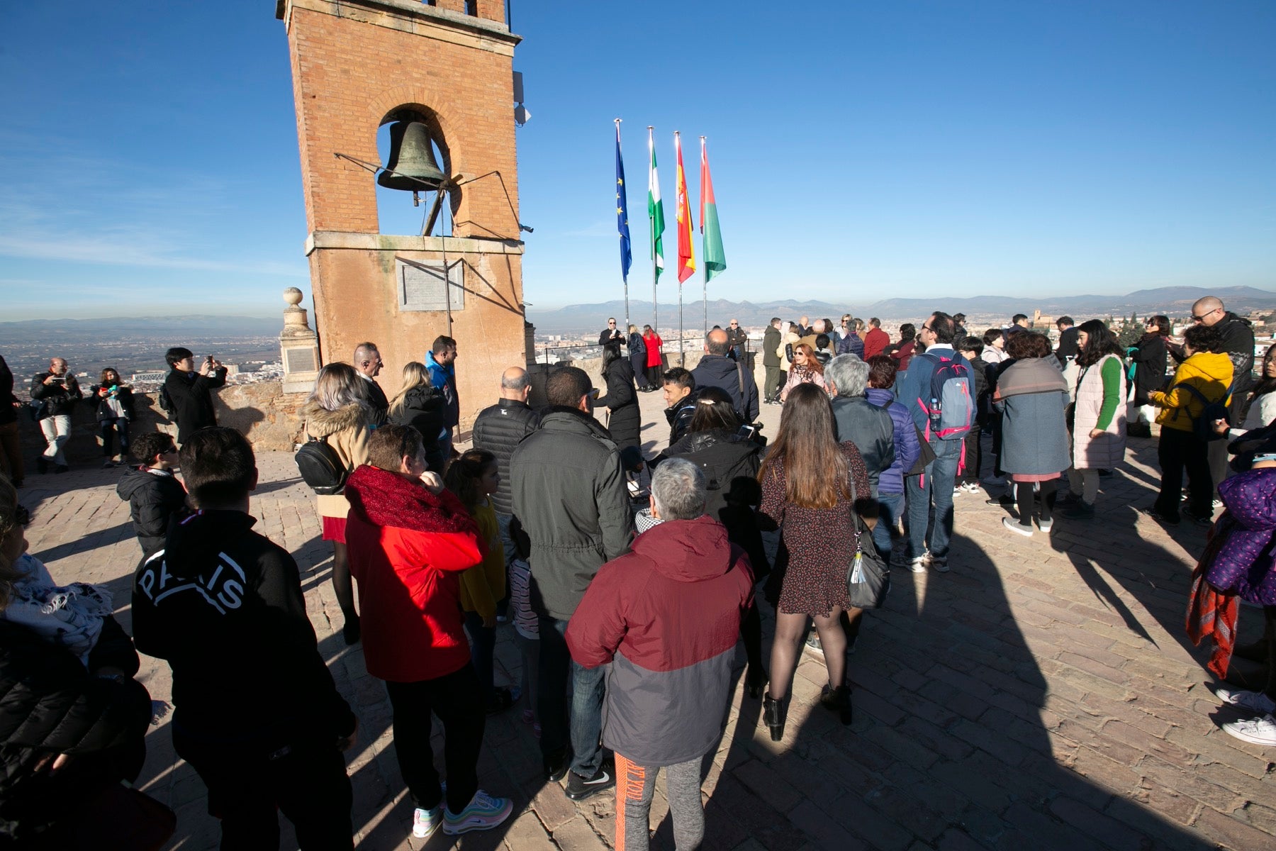 Fotos: Se cumple la tradición de tocar la campana de la Torre de la Vela el 2 de enero