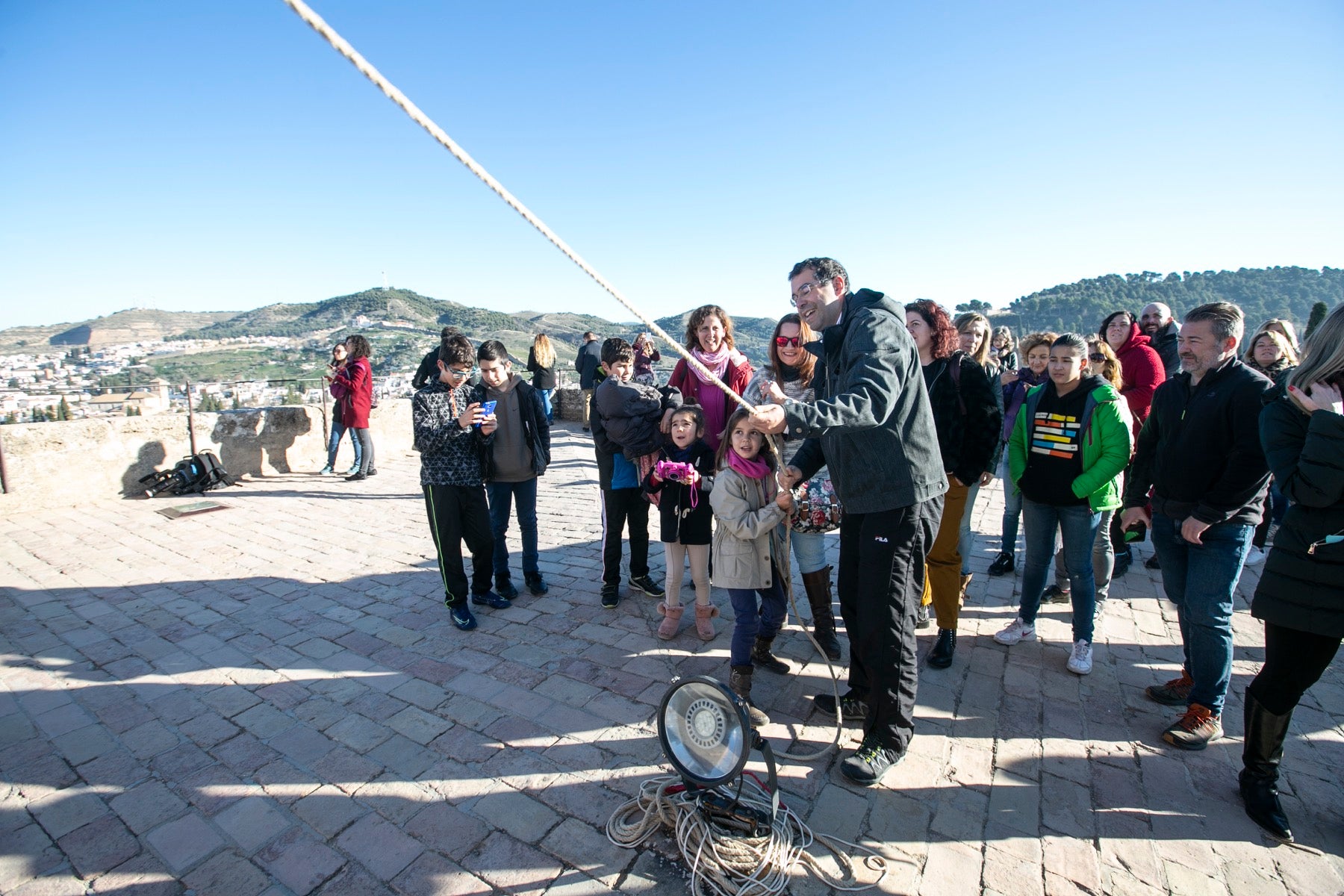 Fotos: Se cumple la tradición de tocar la campana de la Torre de la Vela el 2 de enero