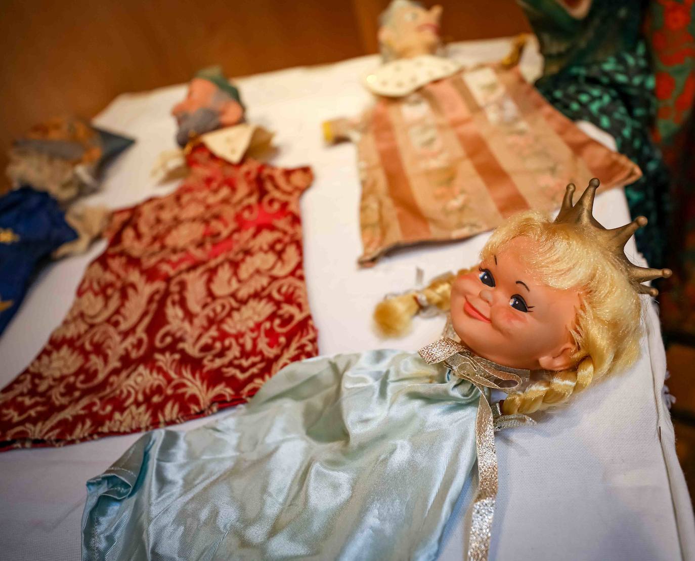 Los guiñoles con los que Pedro Gómez y Mari Paz Prieto divirtieron a los niños de Granada durante cuatro décadas se exponen hasta el día 11