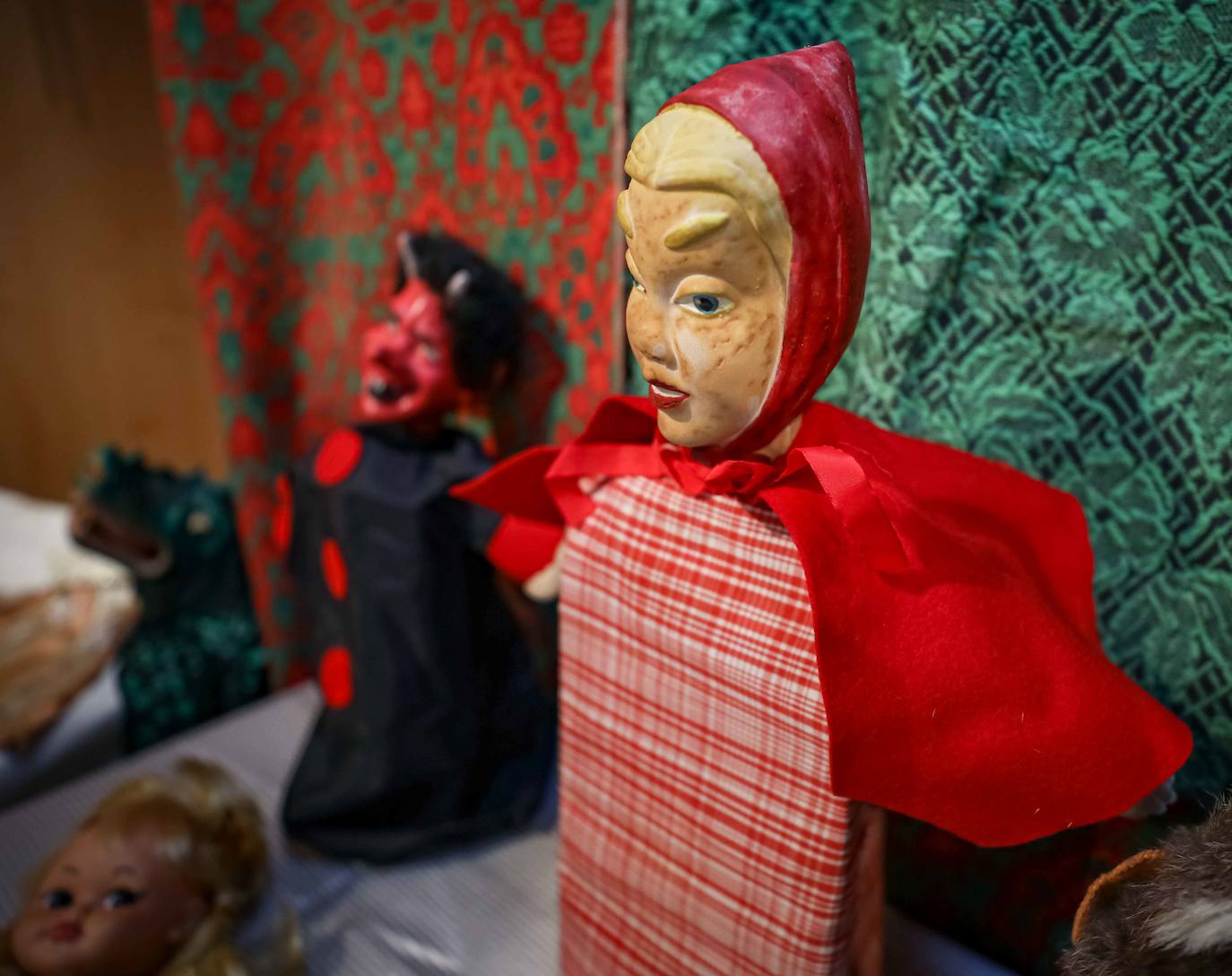 Los guiñoles con los que Pedro Gómez y Mari Paz Prieto divirtieron a los niños de Granada durante cuatro décadas se exponen hasta el día 11