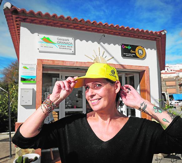 Connie tiene una tienda en Gorafe. 