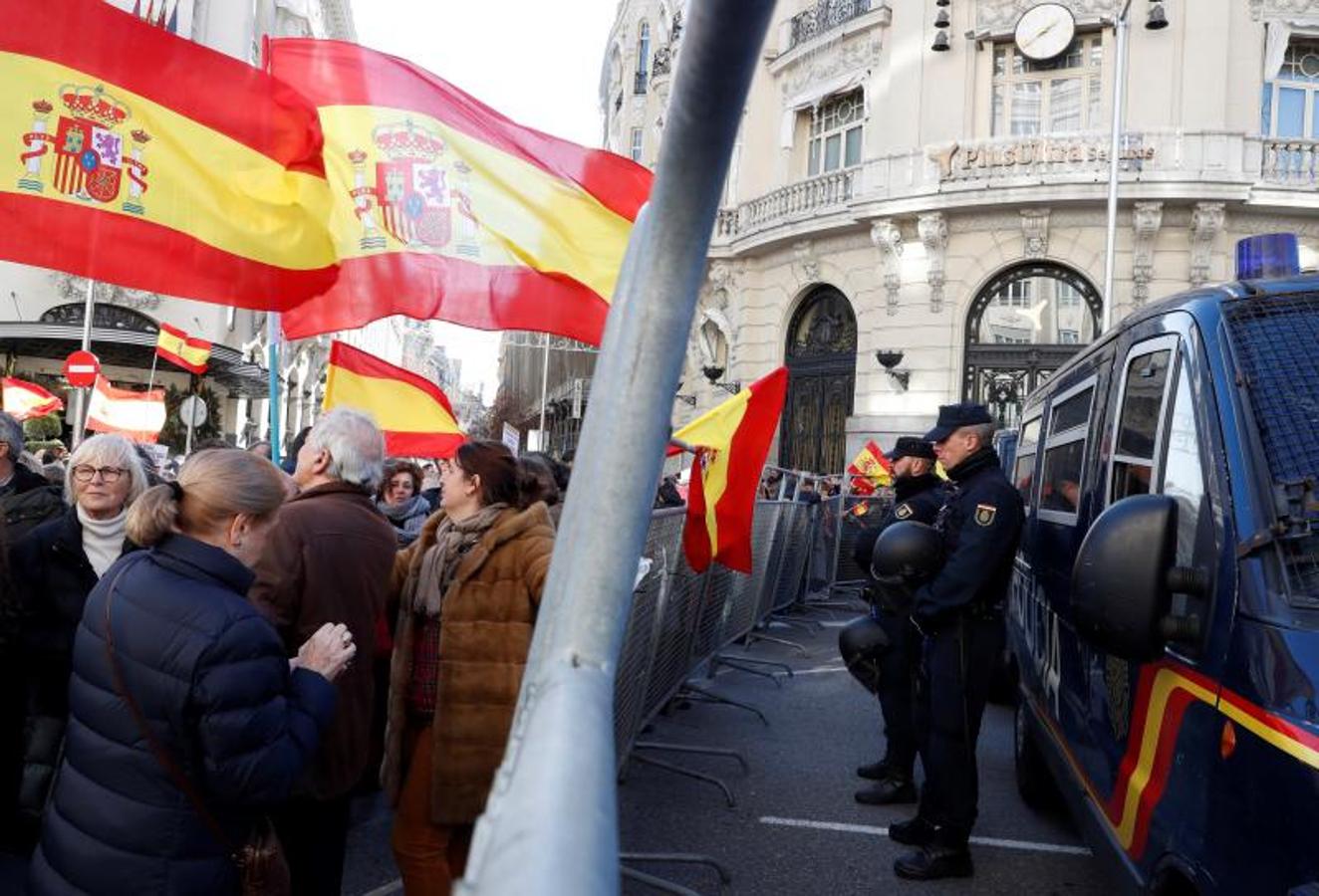 Manifestantes se concentran por la unidad de España en las inmediaciones del Congreso 