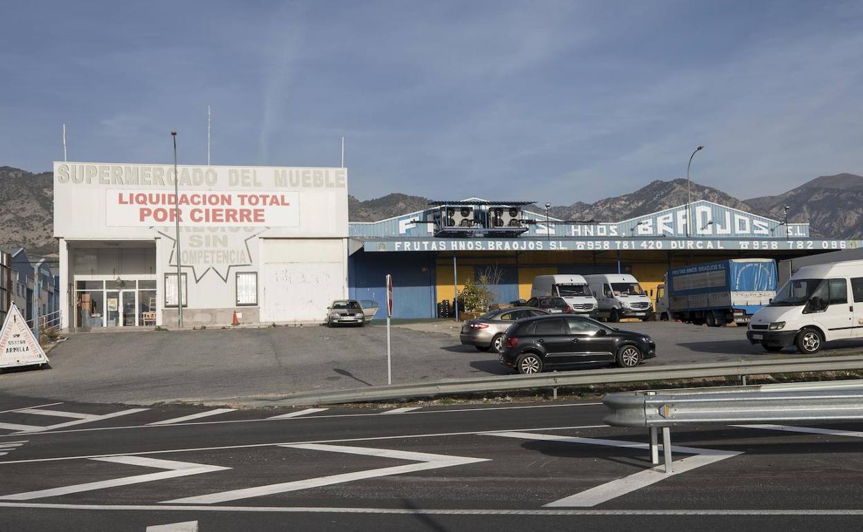 Imagen del lugar donde robaron el camión y de la tienda asaltada en Dúrcal.