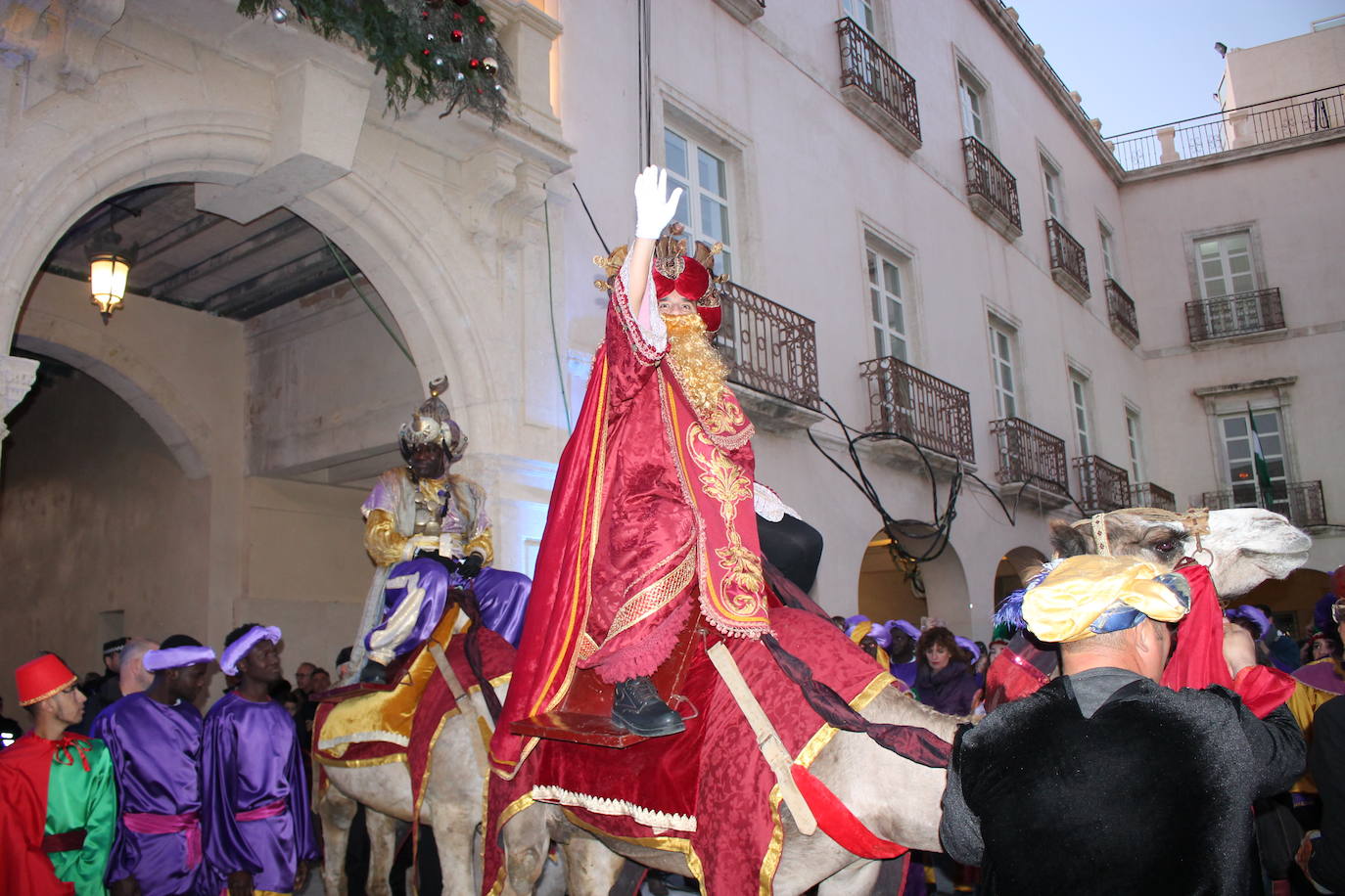 La cabalgata de Sus Majestades de Oriente recorren la ciudad en la noche más esperada de estas fiestas