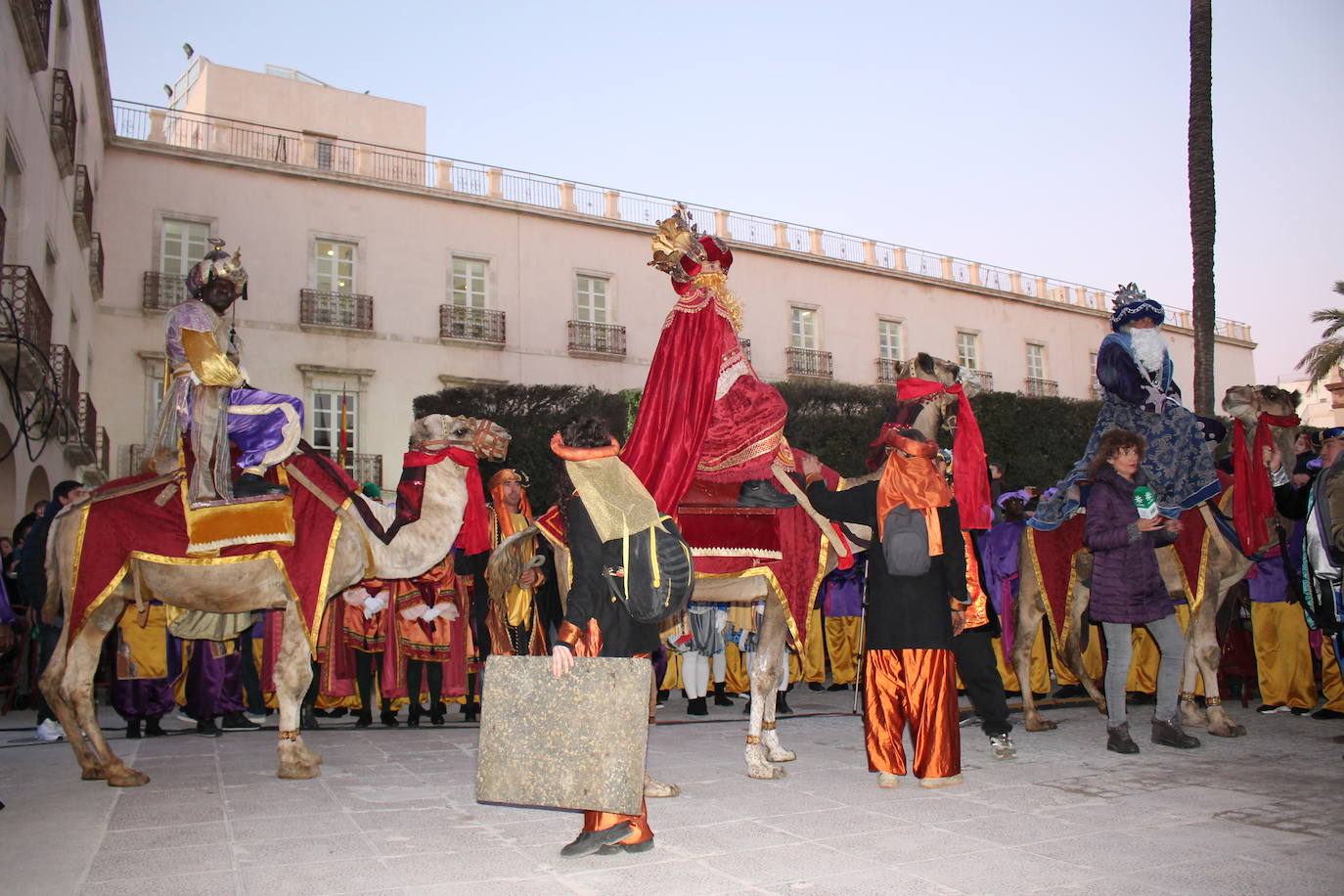 La cabalgata de Sus Majestades de Oriente recorren la ciudad en la noche más esperada de estas fiestas
