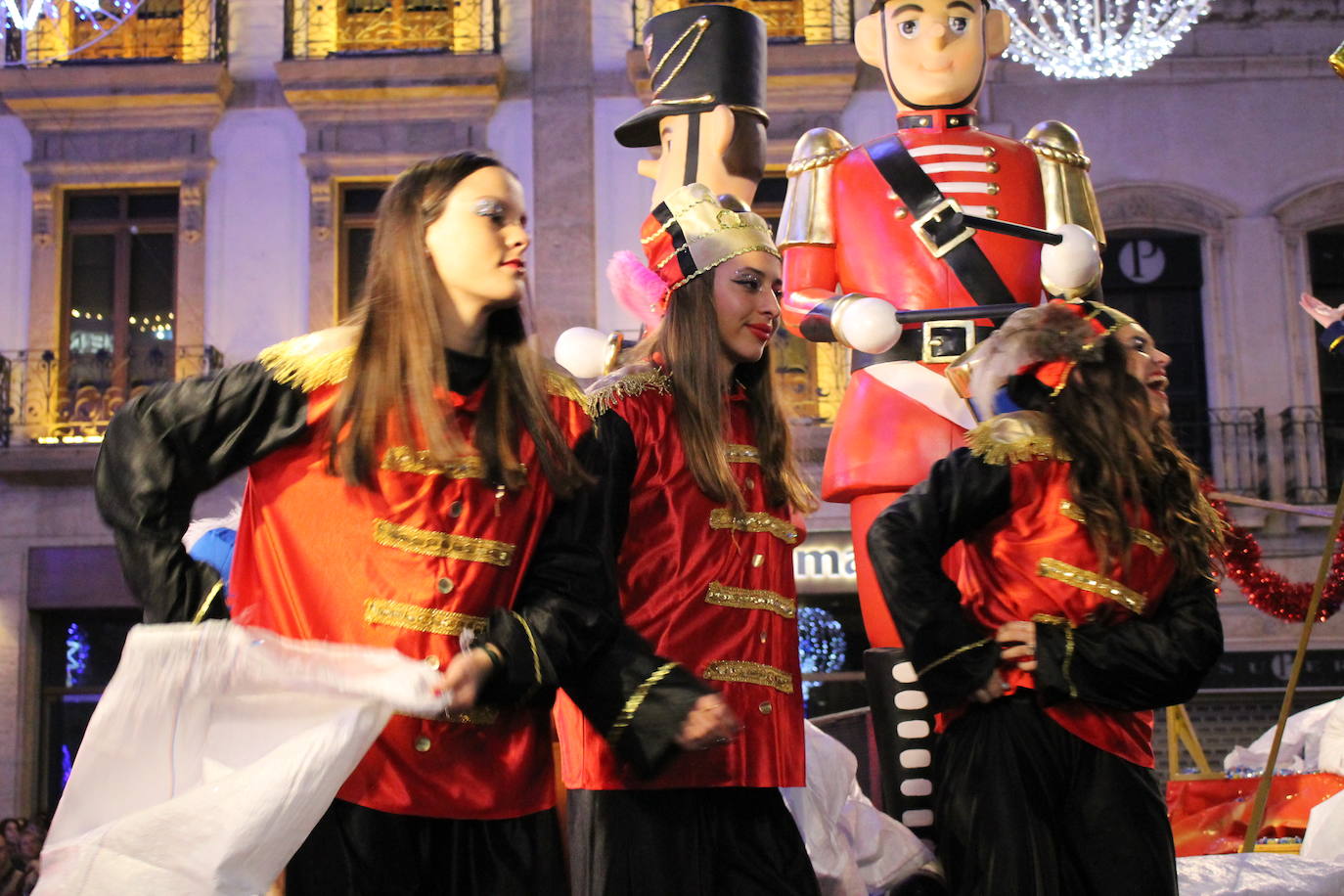 La cabalgata de Sus Majestades de Oriente recorren la ciudad en la noche más esperada de estas fiestas
