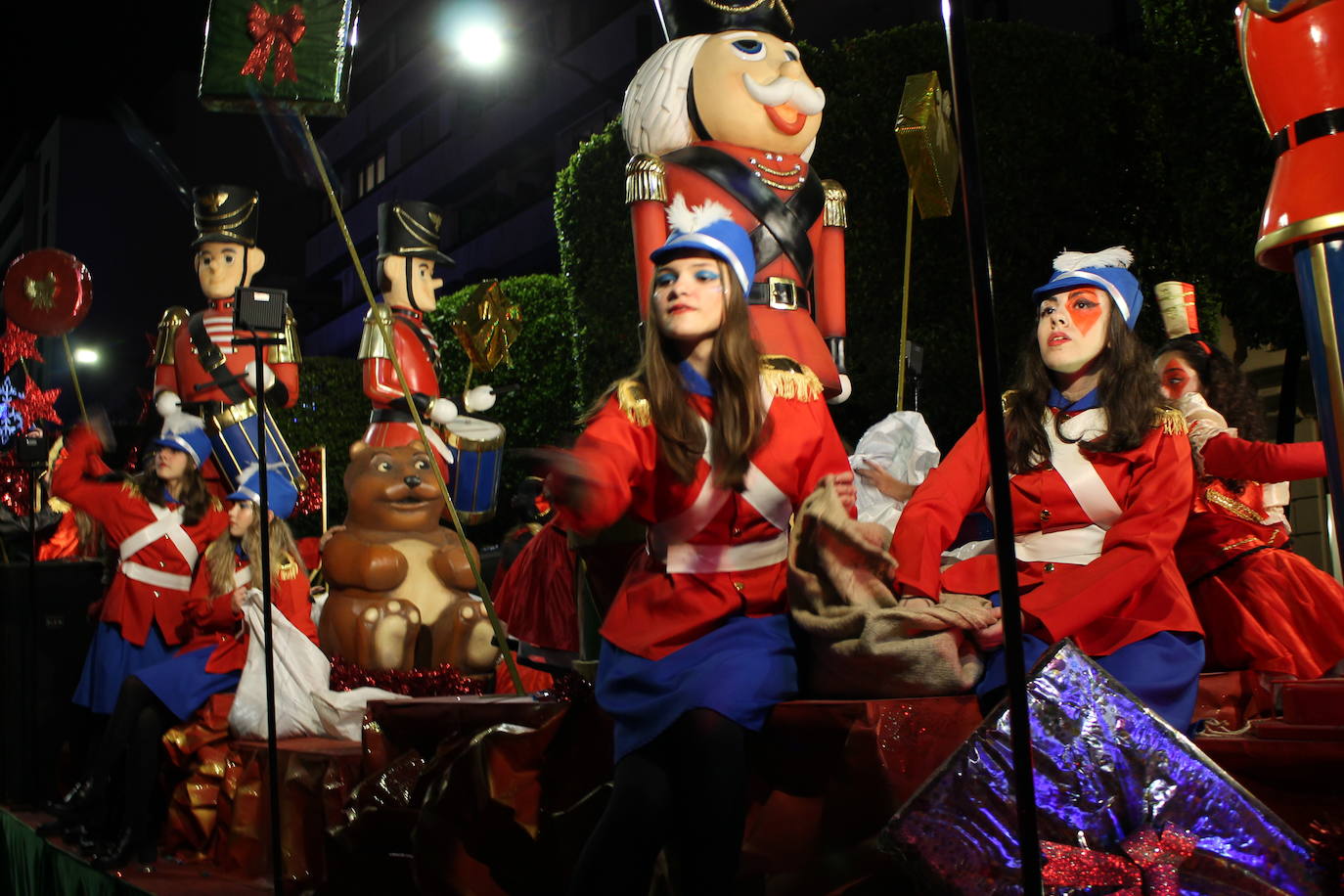 La cabalgata de Sus Majestades de Oriente recorren la ciudad en la noche más esperada de estas fiestas