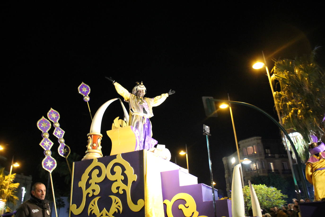 La cabalgata de Sus Majestades de Oriente recorren la ciudad en la noche más esperada de estas fiestas