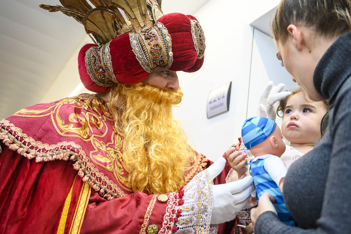 La cabalgata de Sus Majestades de Oriente recorren la ciudad en la noche más esperada de estas fiestas