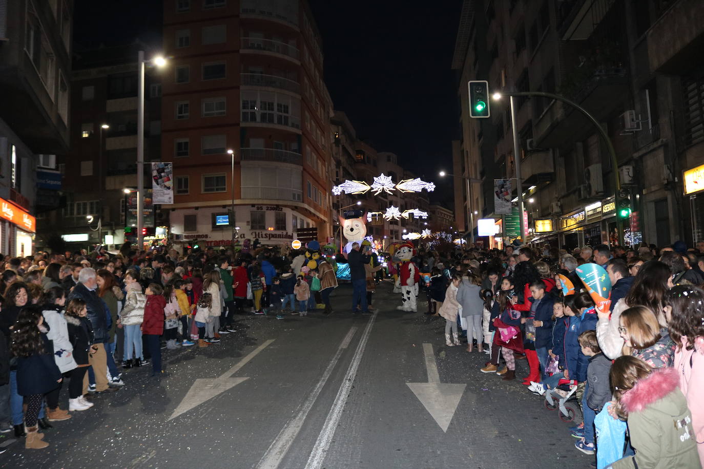 La cabalgata de Sus Majestades de Oriente recorrieron las calles de la capital dejando 6.000 kilos de caramelos y un derroche de luz y color