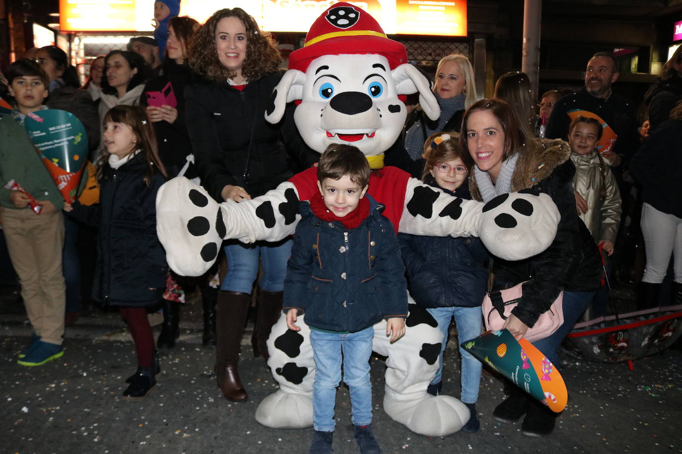 La cabalgata de Sus Majestades de Oriente recorrieron las calles de la capital dejando 6.000 kilos de caramelos y un derroche de luz y color