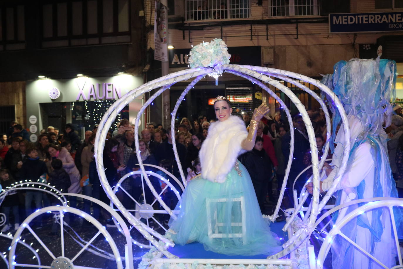 La cabalgata de Sus Majestades de Oriente recorrieron las calles de la capital dejando 6.000 kilos de caramelos y un derroche de luz y color