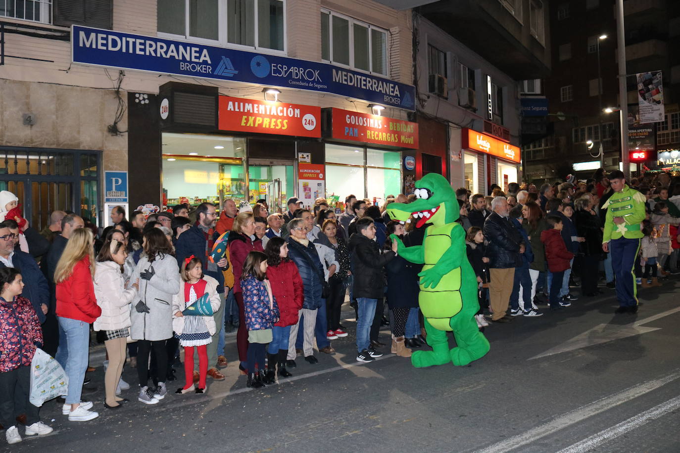 La cabalgata de Sus Majestades de Oriente recorrieron las calles de la capital dejando 6.000 kilos de caramelos y un derroche de luz y color