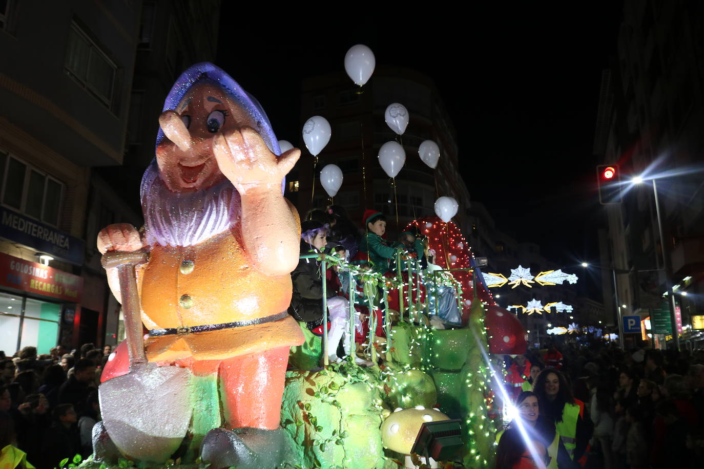 La cabalgata de Sus Majestades de Oriente recorrieron las calles de la capital dejando 6.000 kilos de caramelos y un derroche de luz y color