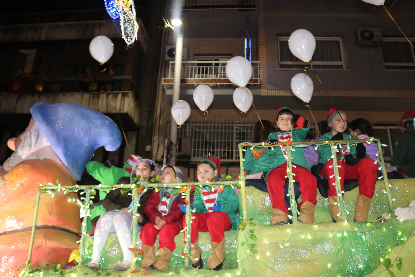 La cabalgata de Sus Majestades de Oriente recorrieron las calles de la capital dejando 6.000 kilos de caramelos y un derroche de luz y color
