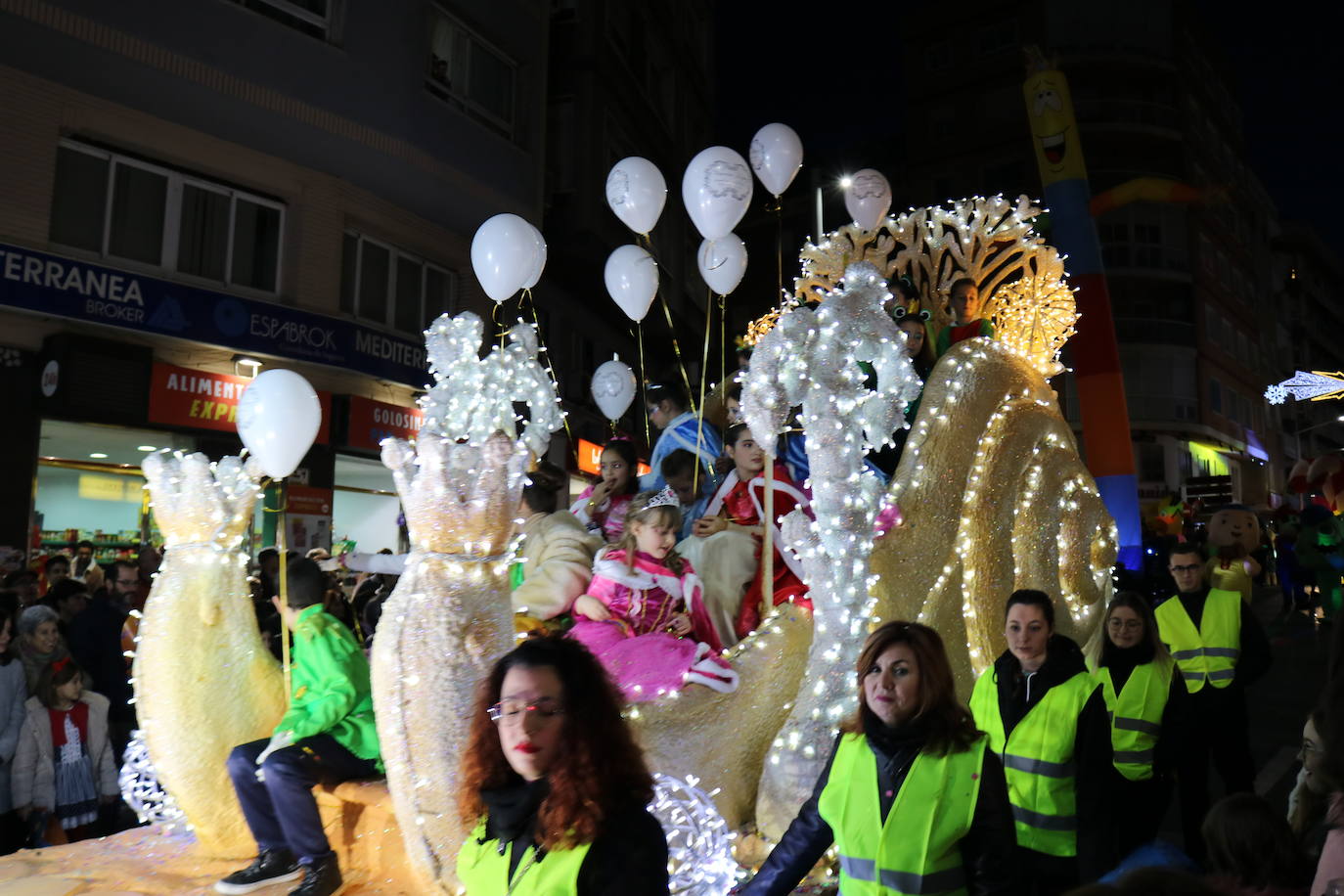 La cabalgata de Sus Majestades de Oriente recorrieron las calles de la capital dejando 6.000 kilos de caramelos y un derroche de luz y color