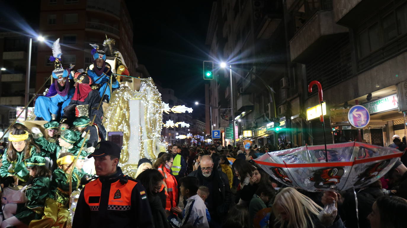 La cabalgata de Sus Majestades de Oriente recorrieron las calles de la capital dejando 6.000 kilos de caramelos y un derroche de luz y color
