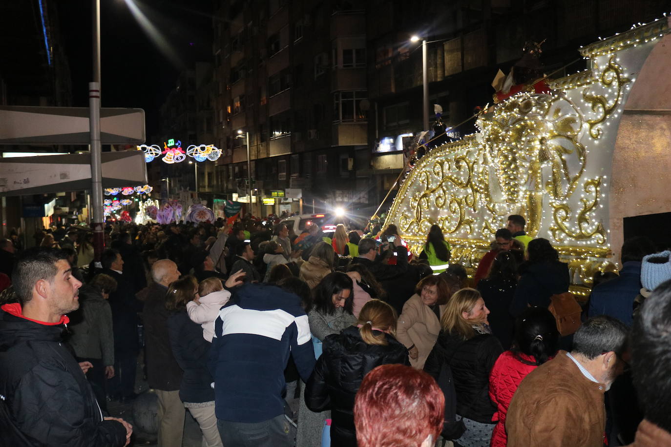 La cabalgata de Sus Majestades de Oriente recorrieron las calles de la capital dejando 6.000 kilos de caramelos y un derroche de luz y color