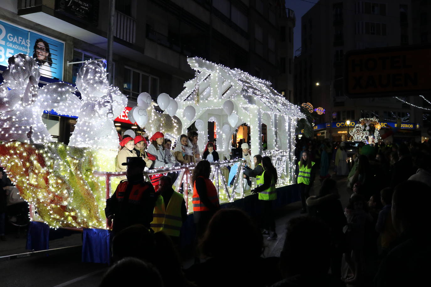 La cabalgata de Sus Majestades de Oriente recorrieron las calles de la capital dejando 6.000 kilos de caramelos y un derroche de luz y color