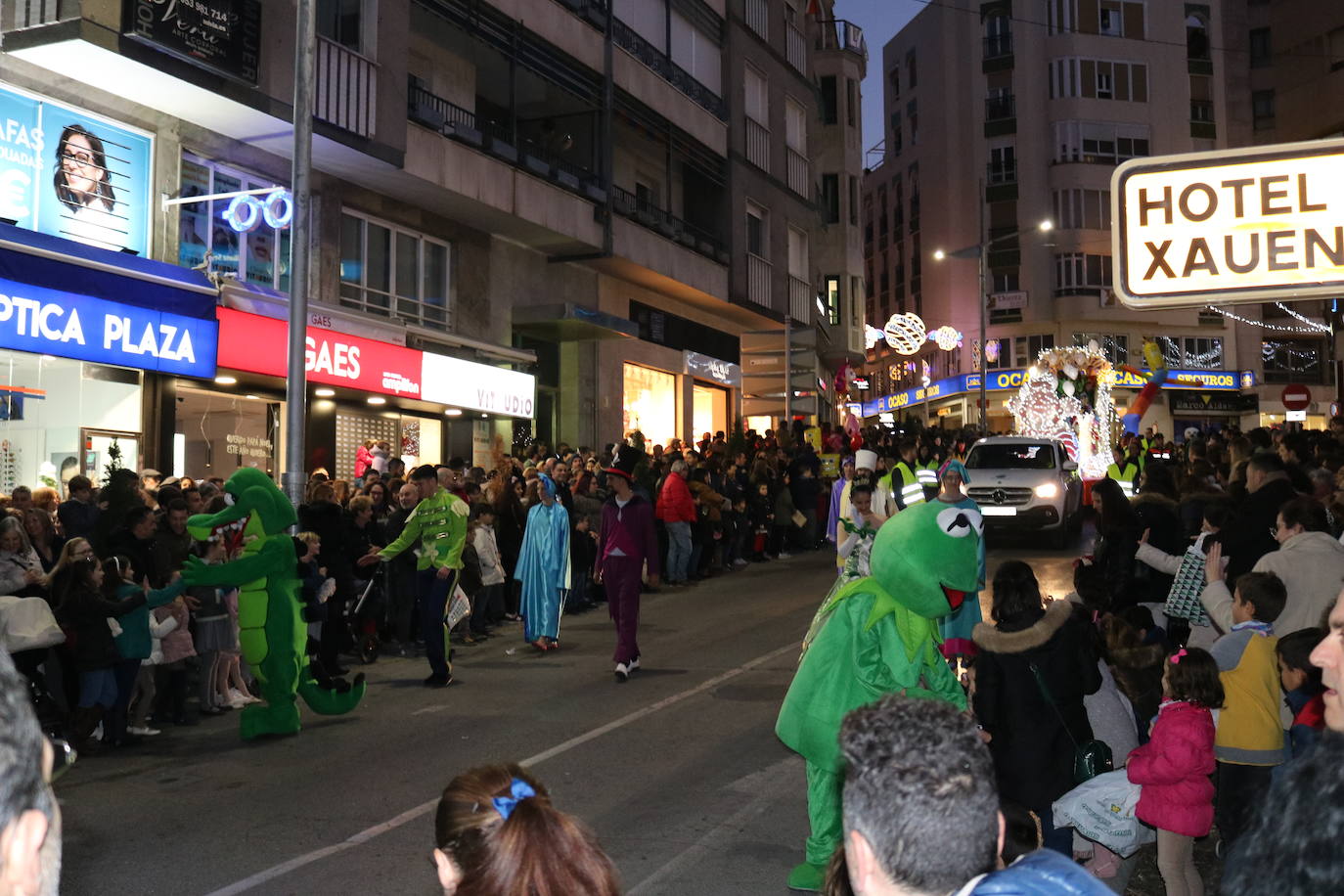 La cabalgata de Sus Majestades de Oriente recorrieron las calles de la capital dejando 6.000 kilos de caramelos y un derroche de luz y color