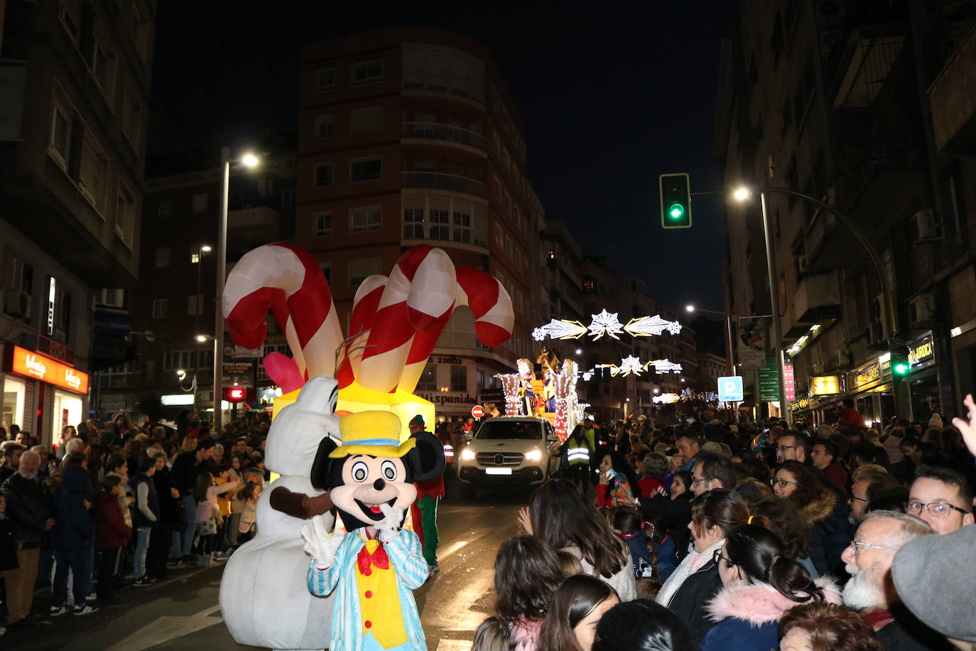 La cabalgata de Sus Majestades de Oriente recorrieron las calles de la capital dejando 6.000 kilos de caramelos y un derroche de luz y color