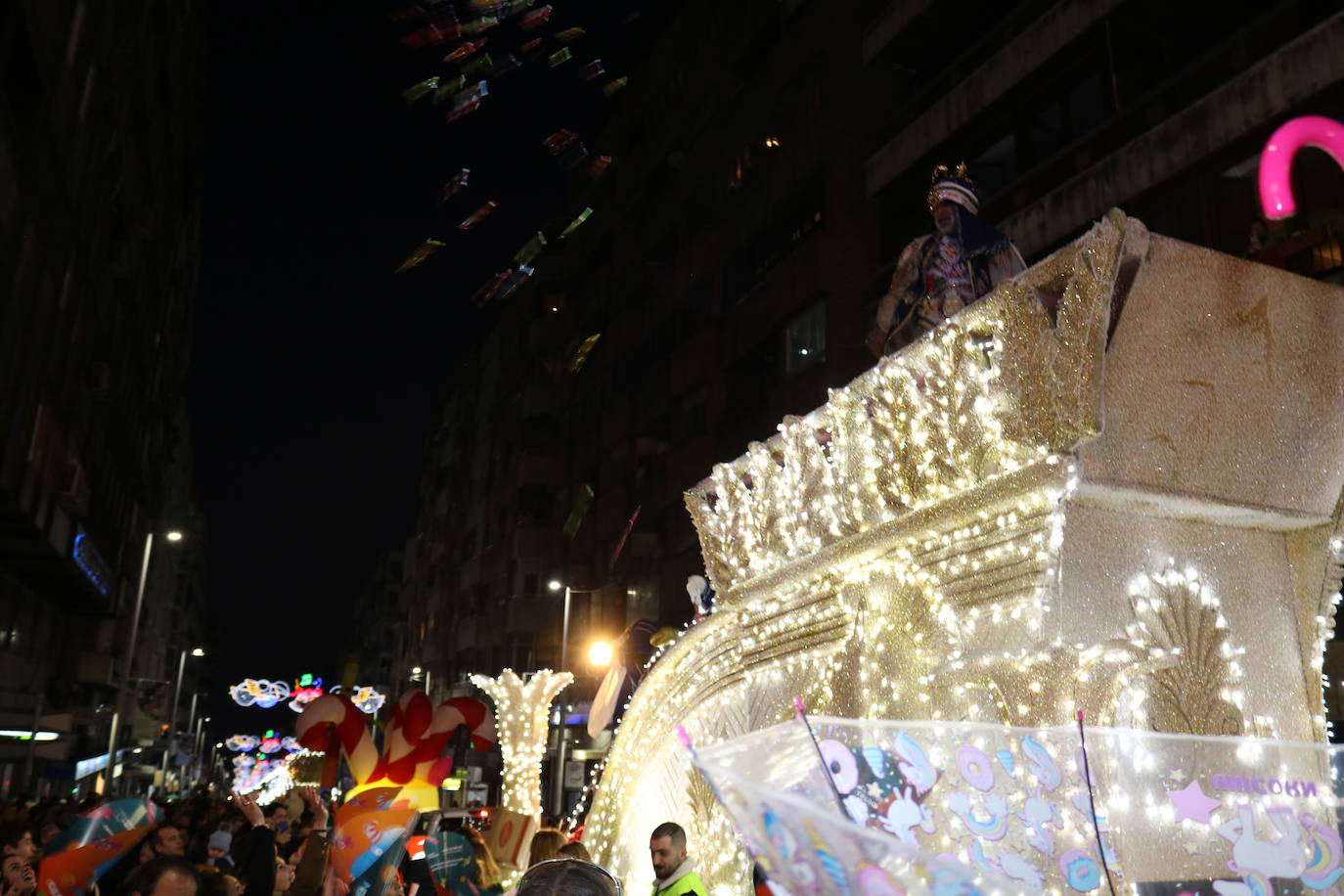 La cabalgata de Sus Majestades de Oriente recorrieron las calles de la capital dejando 6.000 kilos de caramelos y un derroche de luz y color