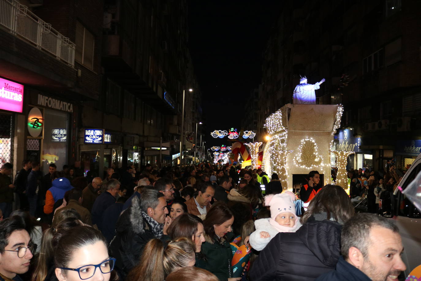 La cabalgata de Sus Majestades de Oriente recorrieron las calles de la capital dejando 6.000 kilos de caramelos y un derroche de luz y color