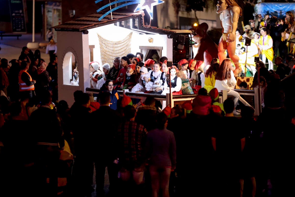 Cientos de personas salieron a recibir a sus majestades desde la llegada al puerto y durante las carrozas