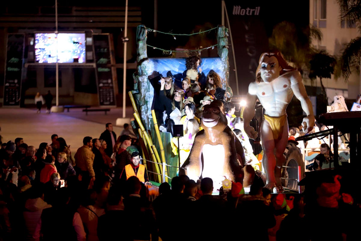 Cientos de personas salieron a recibir a sus majestades desde la llegada al puerto y durante las carrozas