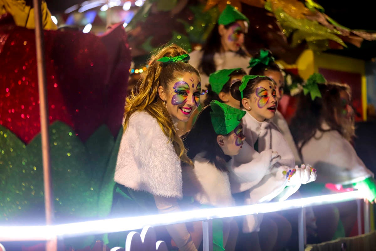 Cientos de personas salieron a recibir a sus majestades desde la llegada al puerto y durante las carrozas