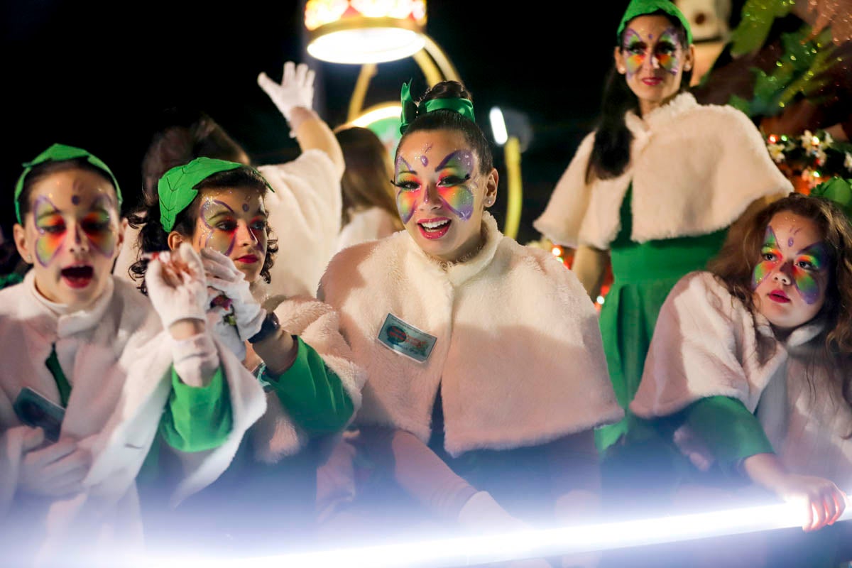 Cientos de personas salieron a recibir a sus majestades desde la llegada al puerto y durante las carrozas