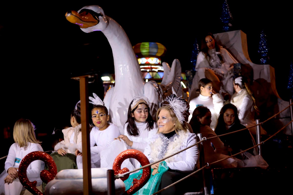Cientos de personas salieron a recibir a sus majestades desde la llegada al puerto y durante las carrozas