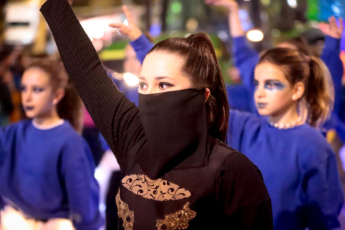 Cientos de personas salieron a recibir a sus majestades desde la llegada al puerto y durante las carrozas