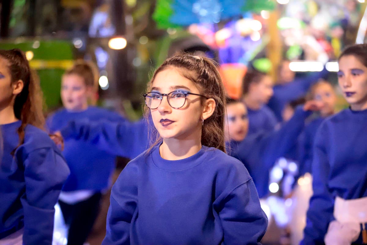 Cientos de personas salieron a recibir a sus majestades desde la llegada al puerto y durante las carrozas