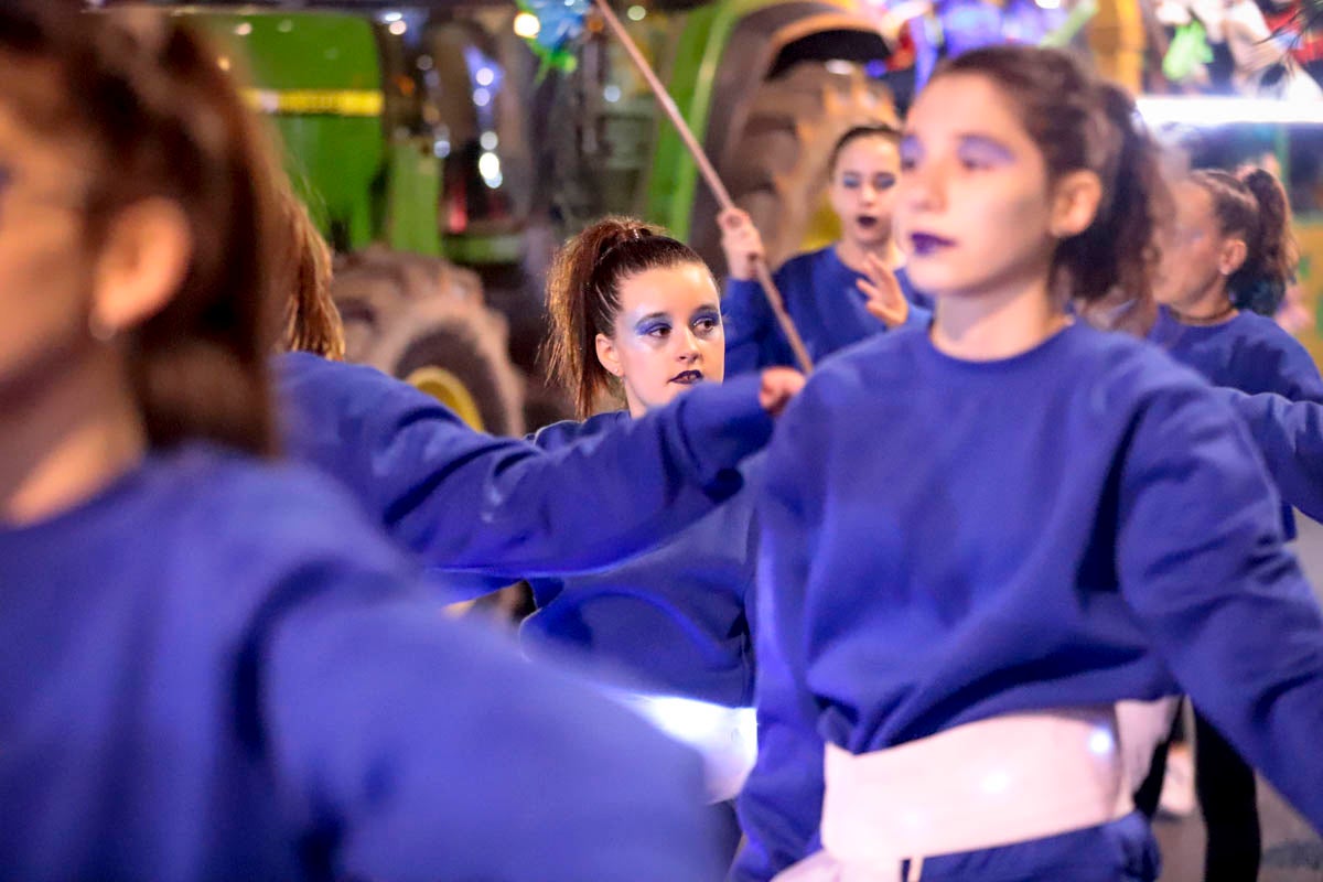 Cientos de personas salieron a recibir a sus majestades desde la llegada al puerto y durante las carrozas