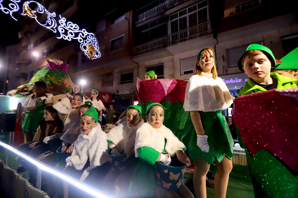 Cientos de personas salieron a recibir a sus majestades desde la llegada al puerto y durante las carrozas