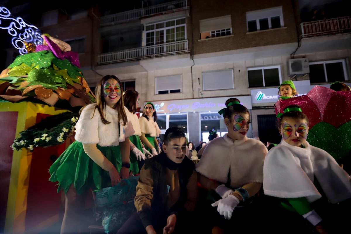 Cientos de personas salieron a recibir a sus majestades desde la llegada al puerto y durante las carrozas