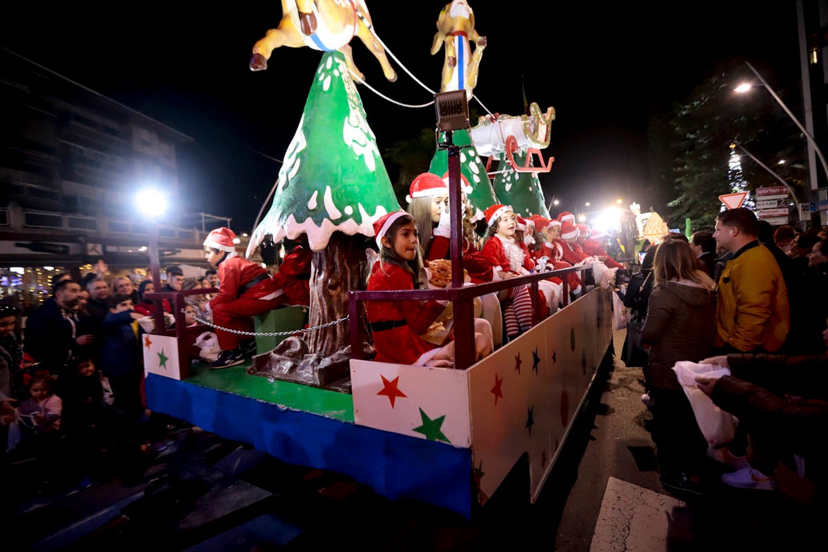 Cientos de personas salieron a recibir a sus majestades desde la llegada al puerto y durante las carrozas