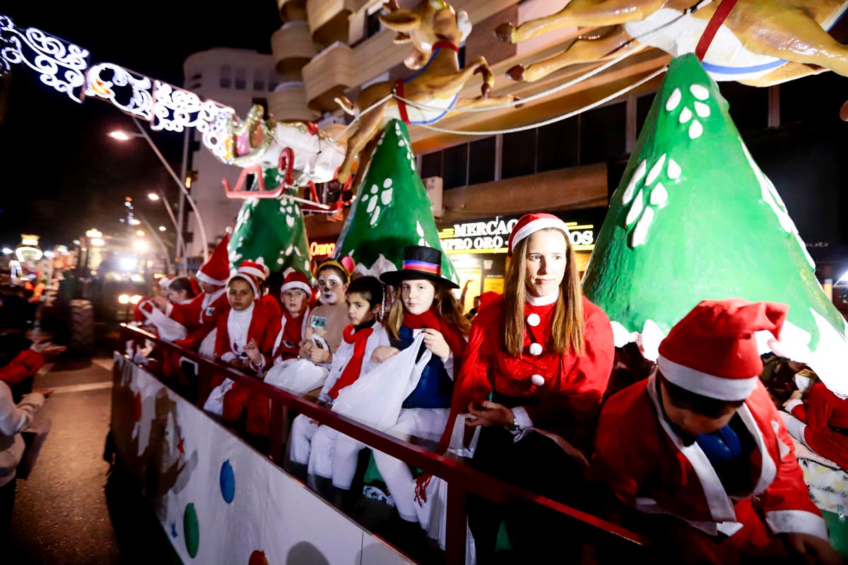 Cientos de personas salieron a recibir a sus majestades desde la llegada al puerto y durante las carrozas