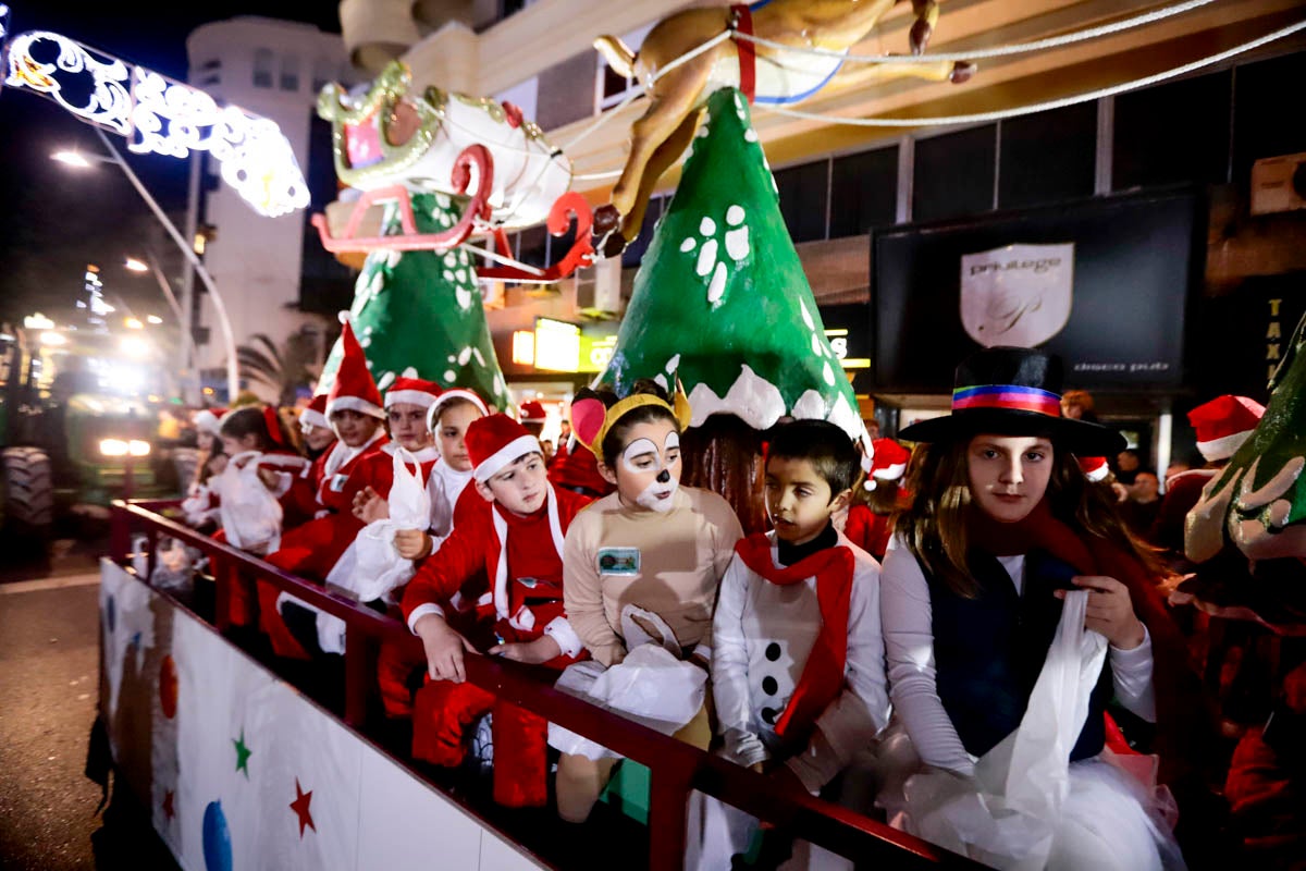 Cientos de personas salieron a recibir a sus majestades desde la llegada al puerto y durante las carrozas