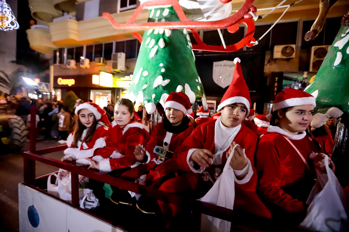 Cientos de personas salieron a recibir a sus majestades desde la llegada al puerto y durante las carrozas
