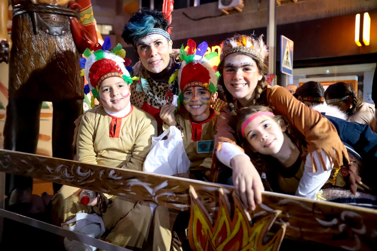 Cientos de personas salieron a recibir a sus majestades desde la llegada al puerto y durante las carrozas