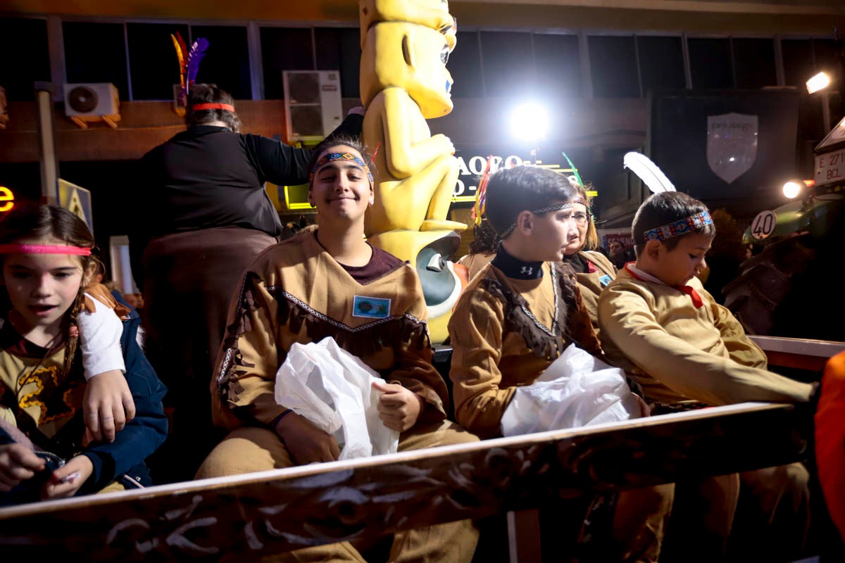 Cientos de personas salieron a recibir a sus majestades desde la llegada al puerto y durante las carrozas