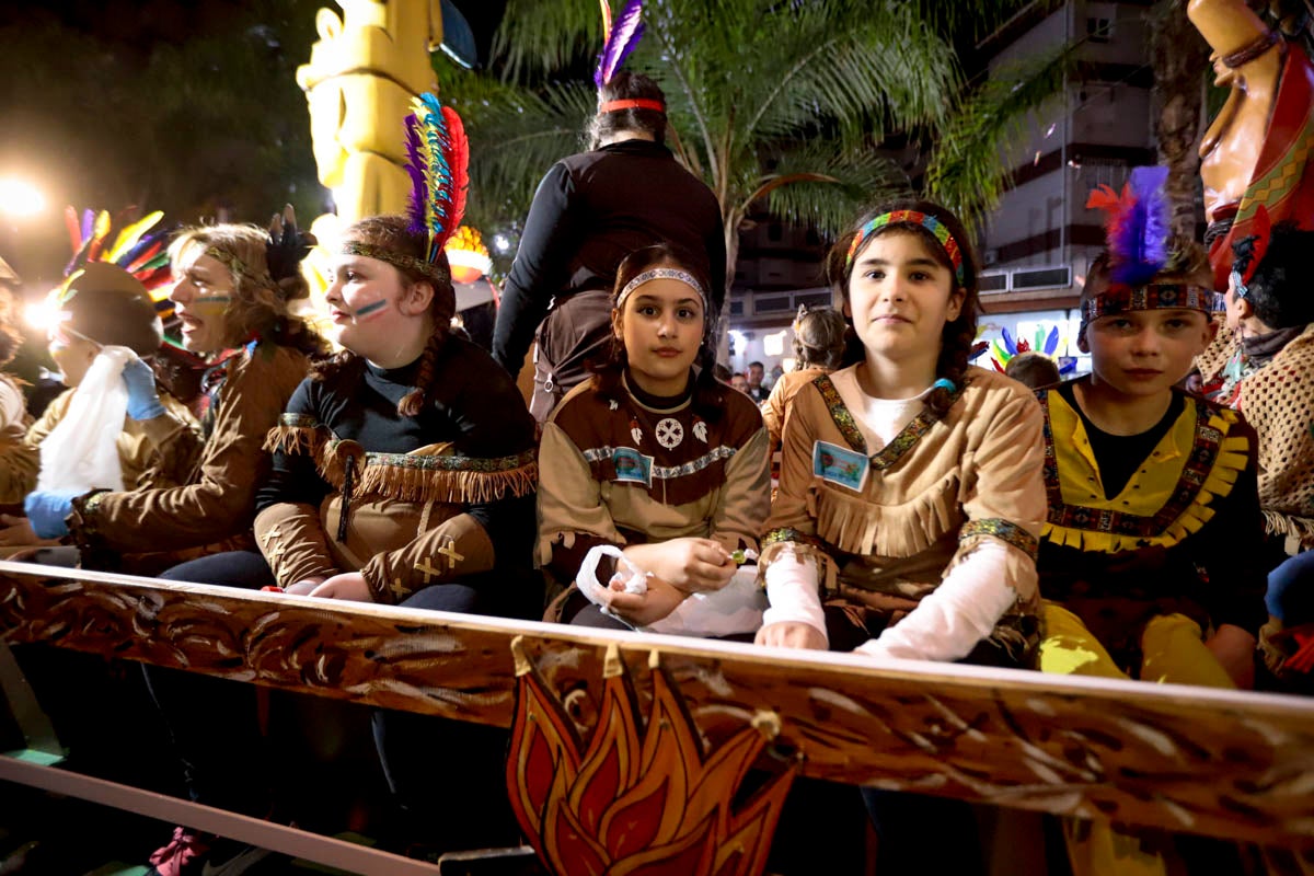 Cientos de personas salieron a recibir a sus majestades desde la llegada al puerto y durante las carrozas