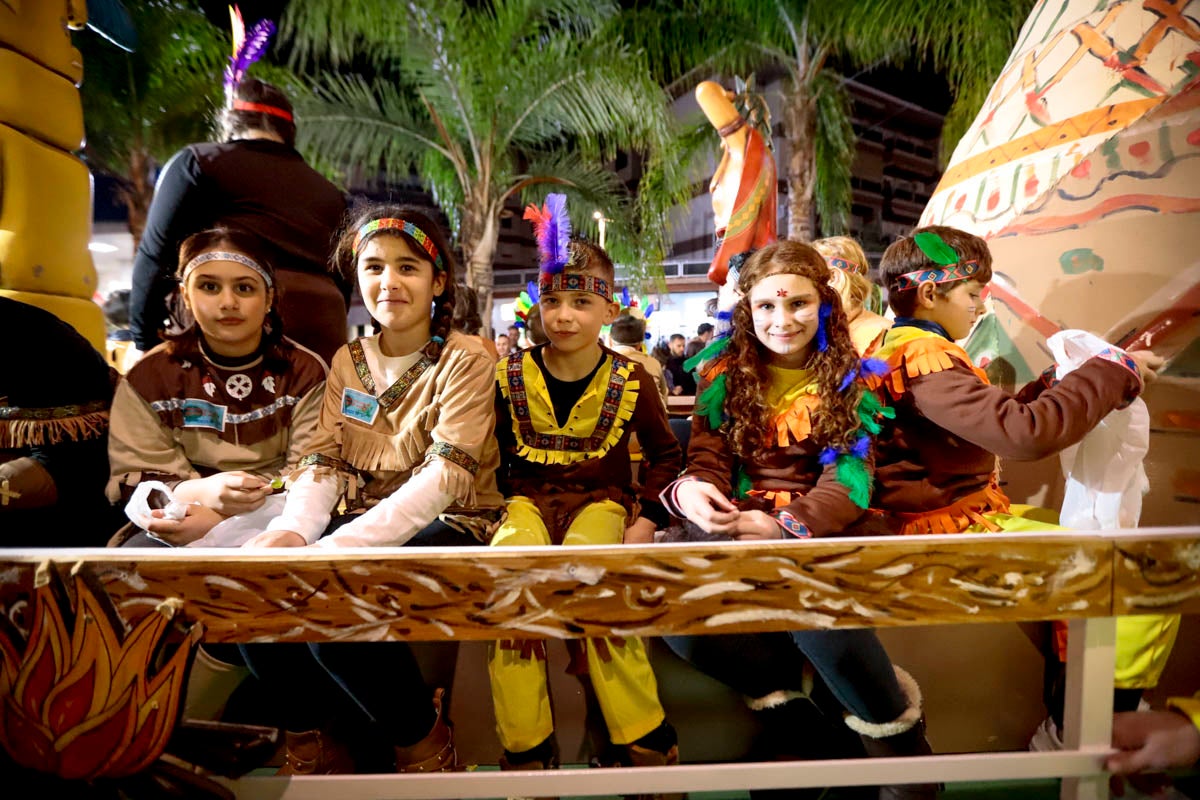 Cientos de personas salieron a recibir a sus majestades desde la llegada al puerto y durante las carrozas