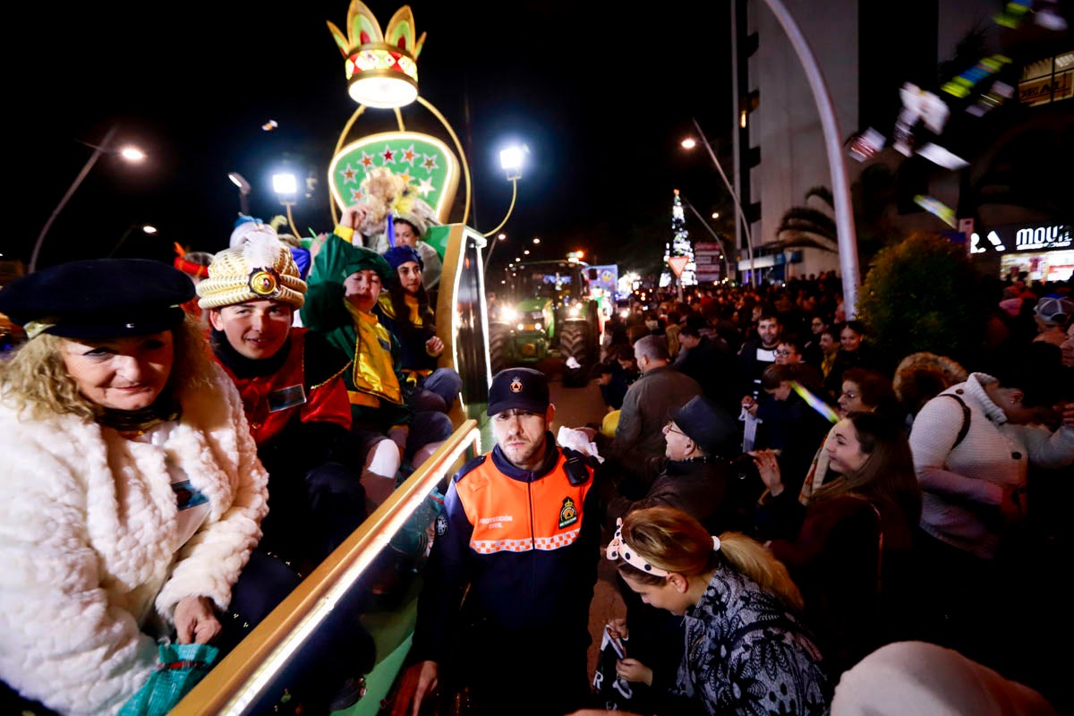Cientos de personas salieron a recibir a sus majestades desde la llegada al puerto y durante las carrozas