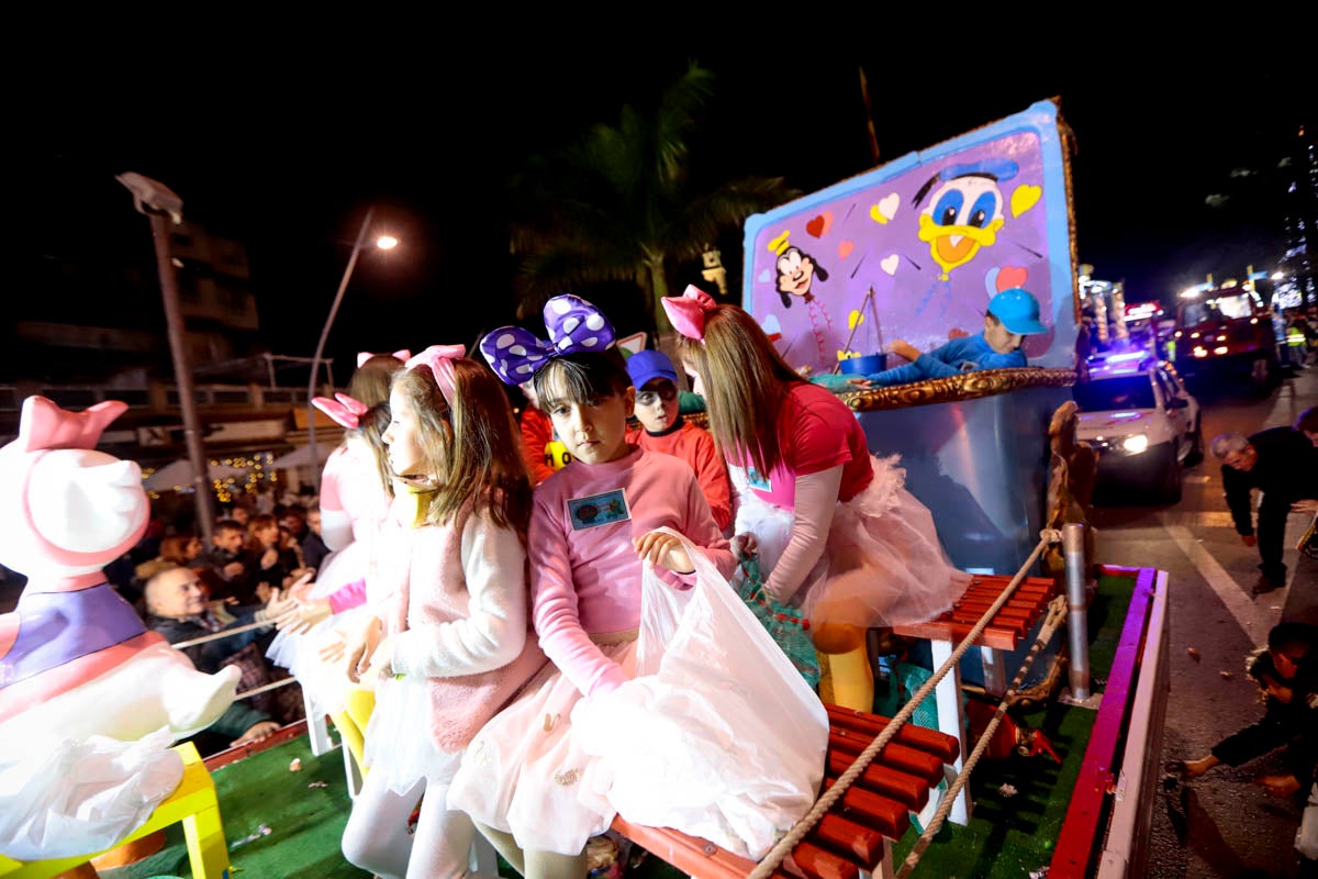 Cientos de personas salieron a recibir a sus majestades desde la llegada al puerto y durante las carrozas
