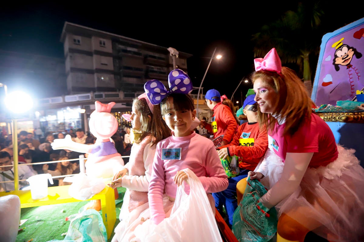 Cientos de personas salieron a recibir a sus majestades desde la llegada al puerto y durante las carrozas