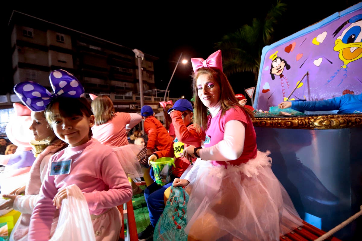 Cientos de personas salieron a recibir a sus majestades desde la llegada al puerto y durante las carrozas