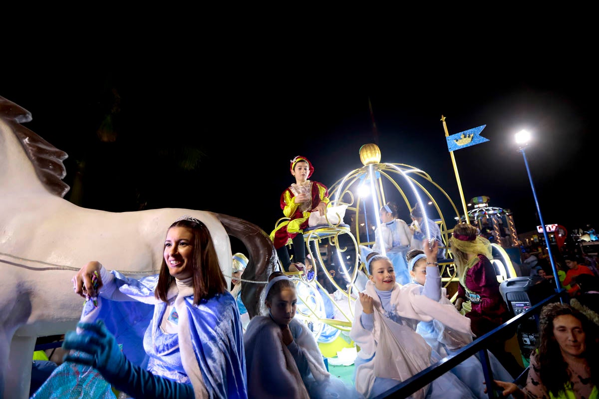 Cientos de personas salieron a recibir a sus majestades desde la llegada al puerto y durante las carrozas